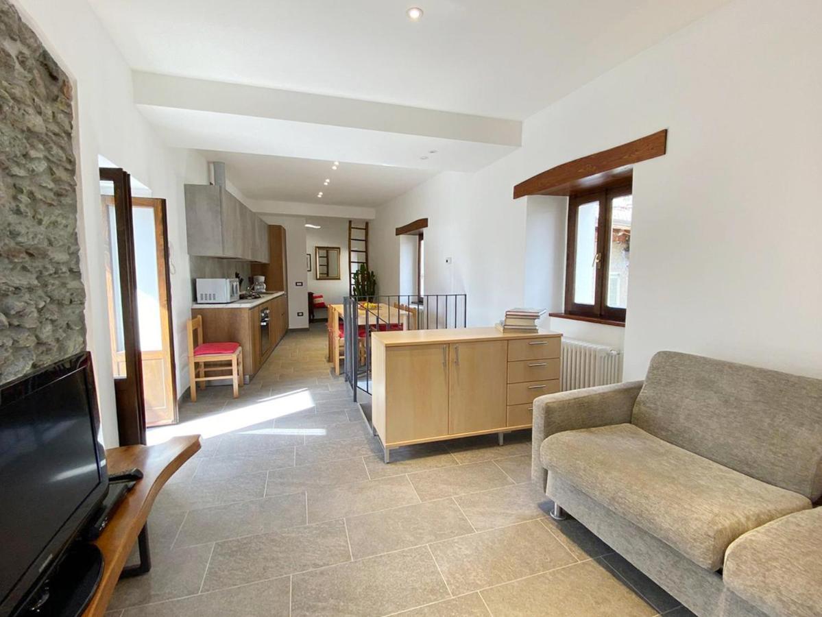 Independent Stone House With Lake View ムッソ エクステリア 写真